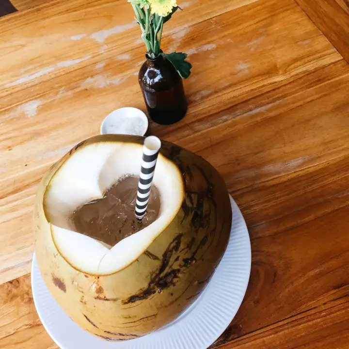 dessert à la noix de coco avec de la paille