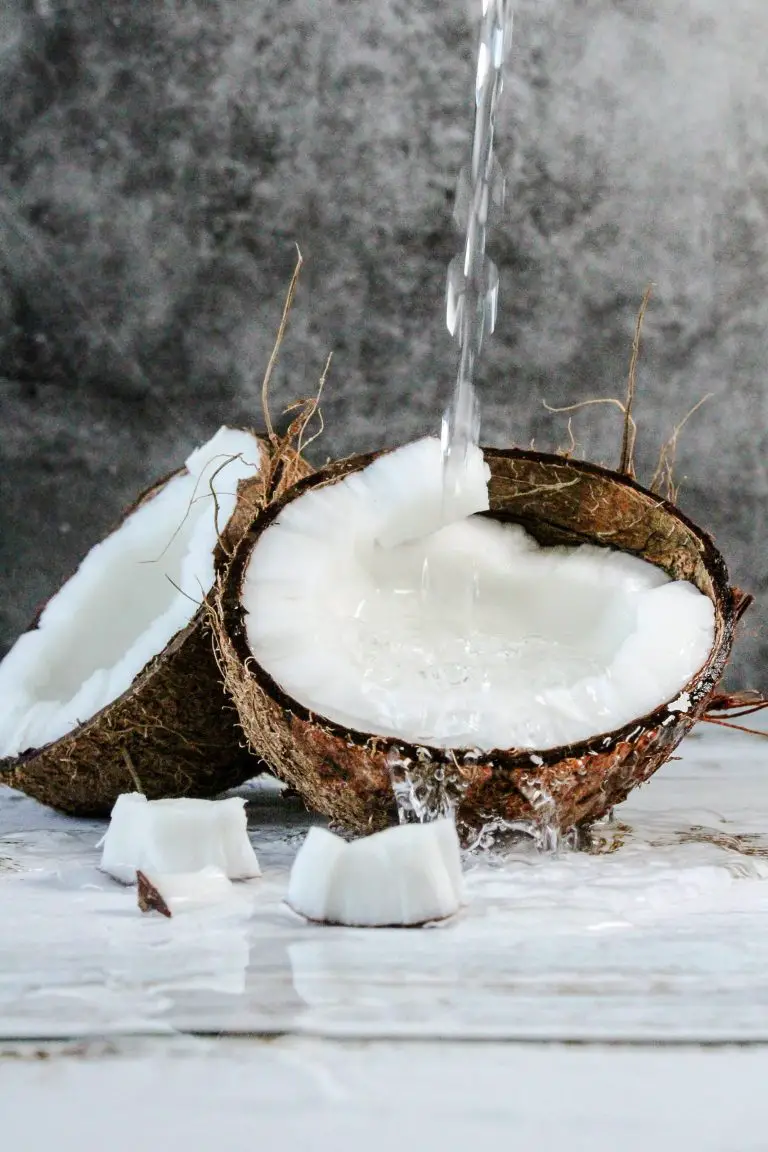 Salpicaduras de agua y coco agrietado